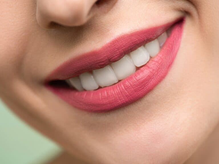 Tips Memilih Lipstik yang Tepat untuk Bibir Kering