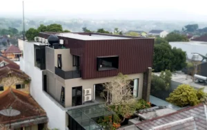 Rumah IGOR House di Magelang, Jawa Tengah menggunakan COLORBOND® dengan warna utama Tobac Brown.