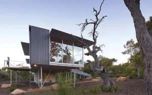 Wilderness House di Margaret River, Australia Barat menggunakan COLORBOND®.  Karya Paul O’Reilly dari Archterra Architects. Sumber: STEEL PROFILE®