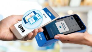 Pemilik toko kelontong melayani pembayaran digital menggunakan barcode QRIS