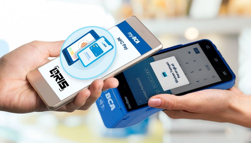 Pemilik toko kelontong melayani pembayaran digital menggunakan barcode QRIS